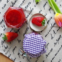 Mứt dâu ăn bánh mì - Strawberry jam