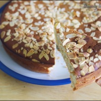 Apple and Almond Cake - Bánh bông lan táo hạnh nhân